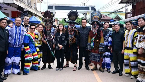 นายกฯ ควงคู่สมรส พร้อม 3 รมช.มท. เปิดงานผีตาโขน จ.เลย คนนับแสนร่วมงานคึกคัก