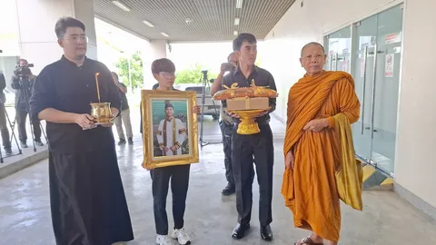 เคลื่อนร่าง "ฮลุน โซโล่" บรรจุหีบศพหลุยส์ 3 ชั้น สีขาวครีมงาช้าง กลับบ้านที่กาฬสินธุ์