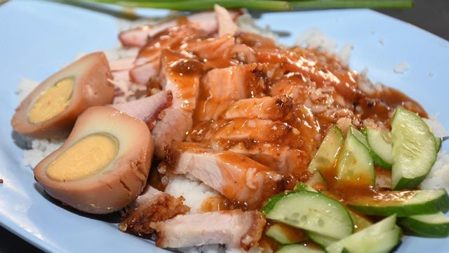 ตำนานที่ยังมีลมหายใจ อากง 92 ปี “ข้าวหมูแดงเจ้าเก่าสนามหลวง”