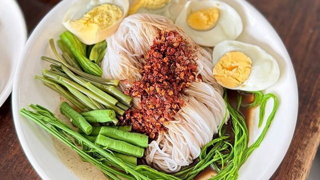 ข้าวปุ้นซาวบุณฑริก รสเด็ดจากอุบลฯ บีบเส้นสด–ปลาร้านัว กลิ่นโหน่งชื่นใจ